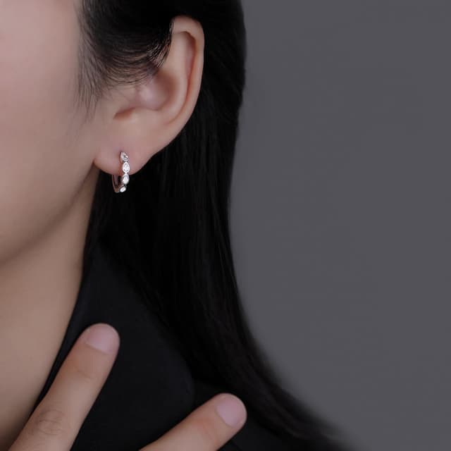 Detalle de SLUYNZ 925 Sterling Silber kleine tropfenförmige Creolen mit CZ – Huggie Infinity Ohrringe