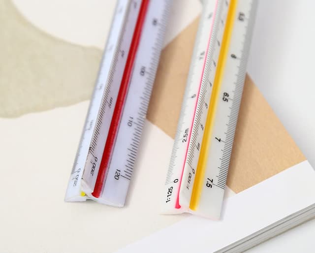 Detalle de Roysmart Dreikantmaßstab aus Kunststoff, 30 cm – mit sechs metrischen Skalen (1:20 bis 1:125)