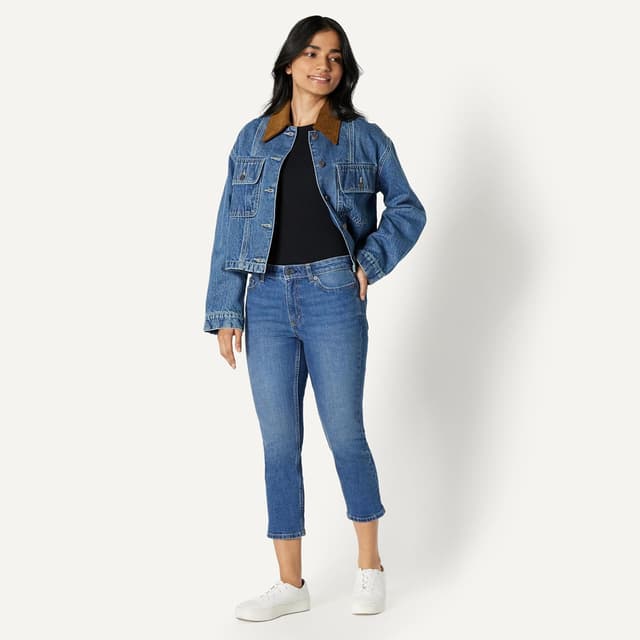 Detalle de Amazon Essentials Damen Slim-Fit Capri-Jeans mit mittlerem Stretchanteil und mittelhohem Bund