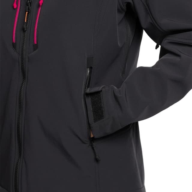 Detalle de Trangoworld Segnes: chaqueta de mujer cortavientos con capucha y acabado repelente al agua