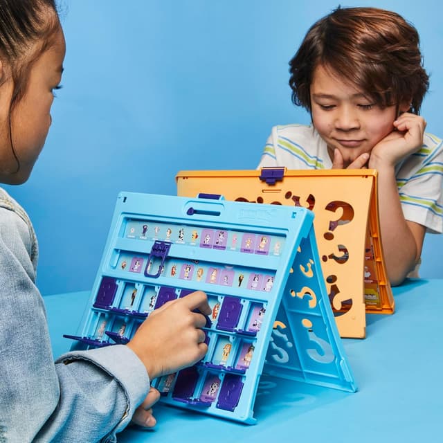 Detalle de Hasbro Gaming Guess Who? Bluey Edition (Bluey Characters & Objects) Board Game for Kids, 2 Players, Travel Friendly, Ages 6+