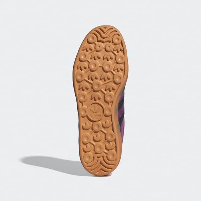 Detalle de adidas Gazelle: zapatillas casual de mujer para un look clásico