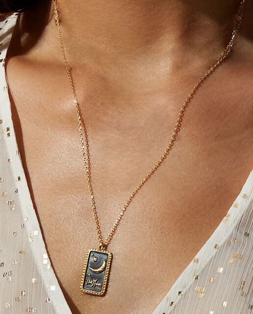 Detalle de Satya Jewelry Colgante Tarot Lunar Dorado 🌙