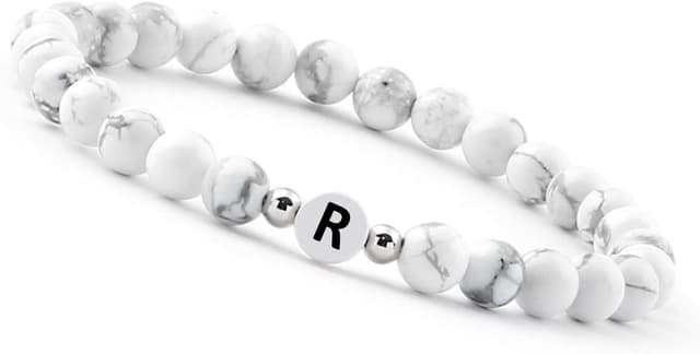 Detalle de GD GOOD.designs Bracciale di perline con lettera “I” in Howlite bianca