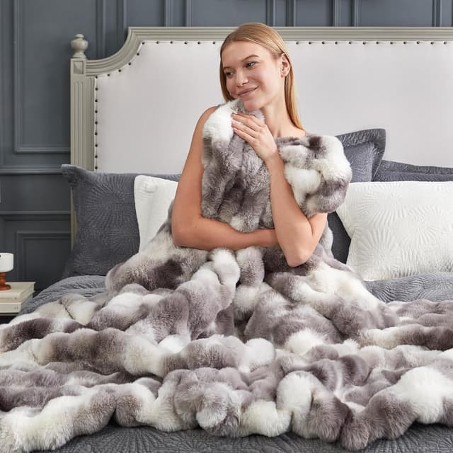 Detalle 2 de Cozy Bliss Faux Fur Throw Blanket 50x60