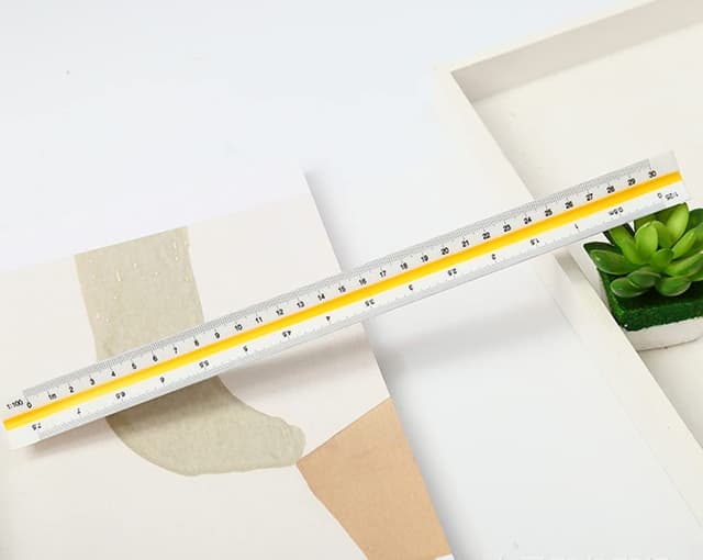 Detalle de Roysmart Dreikantmaßstab aus Kunststoff, 30 cm – mit sechs metrischen Skalen (1:20 bis 1:125)