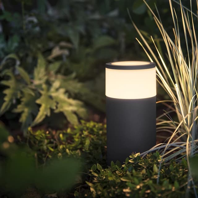Detalle de Philips Hue White and Color Ambiance Calla palo smart LED per esterni (IP65) da 8W, nero