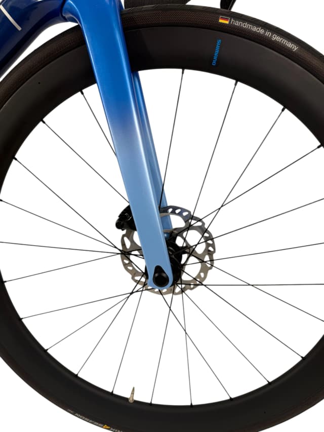 Detalle 2 de Rali Ruta RDS 700 Bicicleta de carretera unisex con ruedas de carbono y grupo Shimano 105 MEC