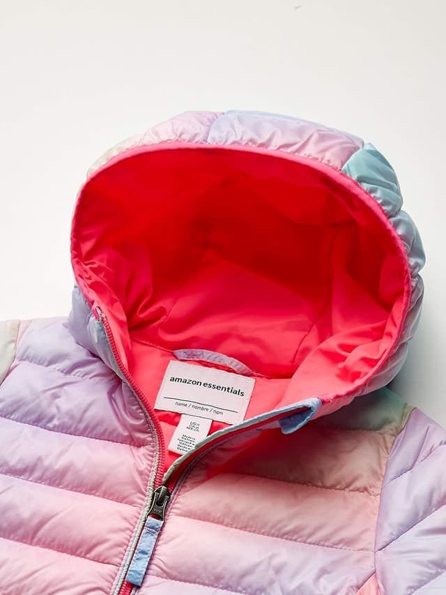 Detalle 2 de Doudoune légère à capuche Amazon Essentials pour fille, résistante à l’eau et facile à ranger