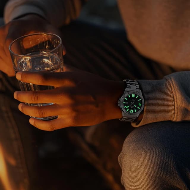 Detalle de LN LENQIN Herrenarmbanduhr aus Edelstahl mit Quarzwerk, analogem Zifferblatt und Datumsanzeige