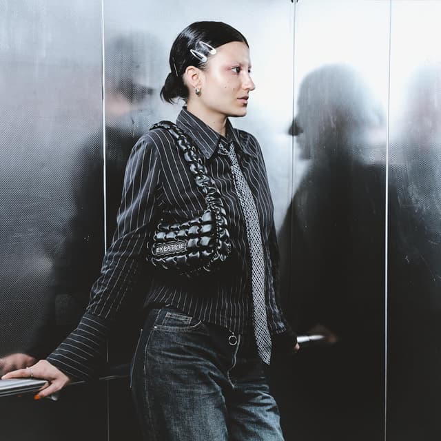 Detalle 2 de Pippa Small Schultertasche 1,7 l Schwarz