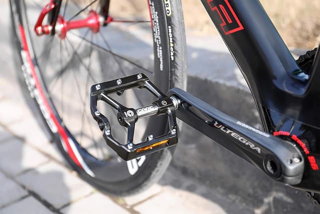 Detalle 2 de CXWXC Road/MTB flat bike pedals with Cr-Mo axle and removable anti-skid pins