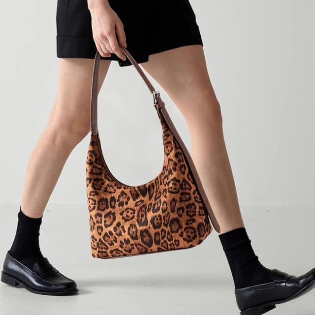 Detalle de KALIDI Vintage Vegan Leather Tote Bag with Zip – Women’s Hobo Work Bag with Adjustable Strap