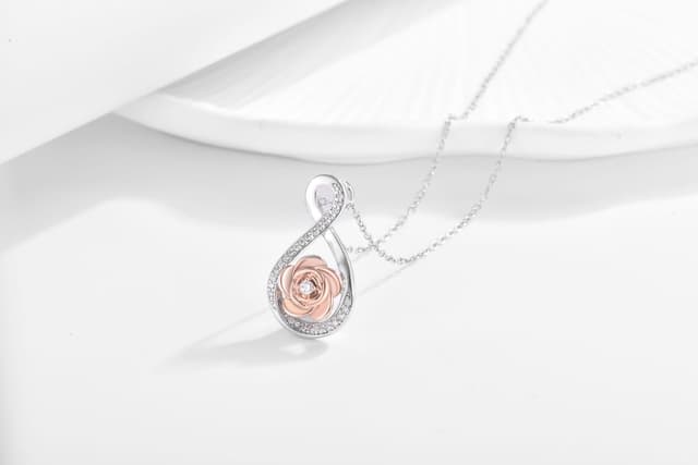 Detalle de USEEDOVIA Halskette mit Rose-Anhänger (40 cm) vergoldet & AAA Zirkonia – Geschenkbox und Karte