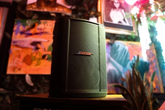 Detalle de Bose S1 Pro Plus Schwarz: mobiler PA-Lautsprecher für Musik, Mikrofon und mehr