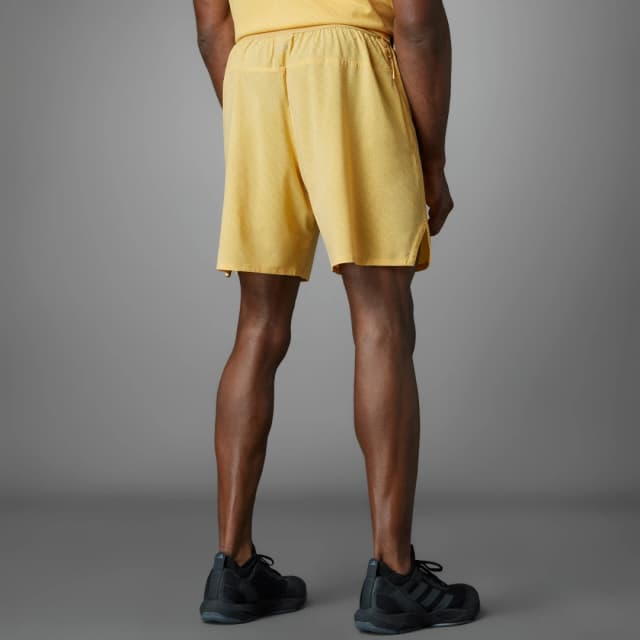 Detalle 2 de adidas Designed for Training HIIT Workout HEAT.RDY Print: pantalón corto amarillo para entrenar