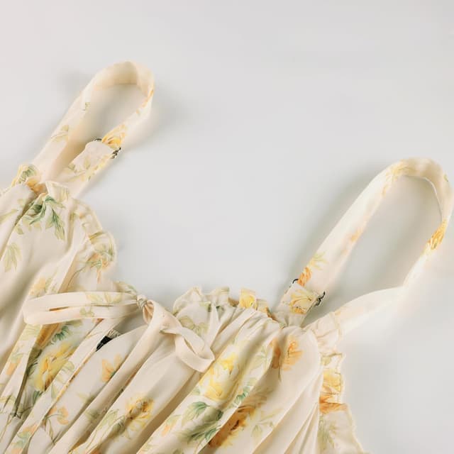 Detalle de SCARLET DARKNESS Robe d’été victorienne à fleurs, longue, bretelles spaghetti et ourlet à volants