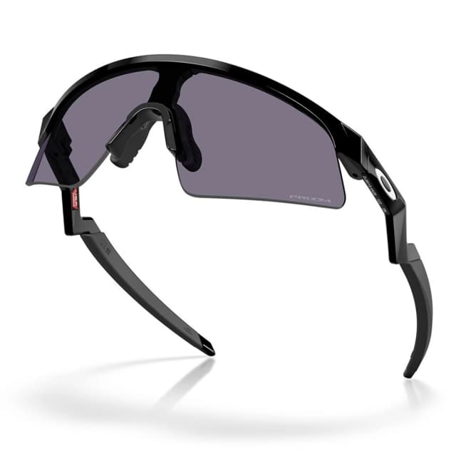 Detalle de Oakley Resistor Sweep: gafas de sol Prizm con montura O’Matter y ajuste cómodo