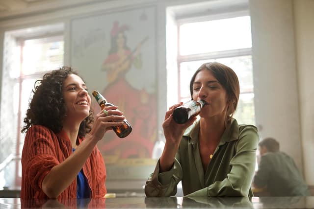 Thumbnail 4 de Magna Cerveza Lager Dorada, 24 Botellas, Sabor Intenso 🍺