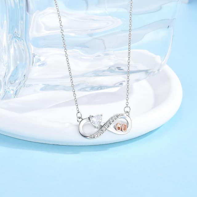 Detalle de USEEDOVIA Infinity-Halskette zum 60. Geburtstag für Frauen mit Herz-Zirkonia, rosévergoldeter Anhänger