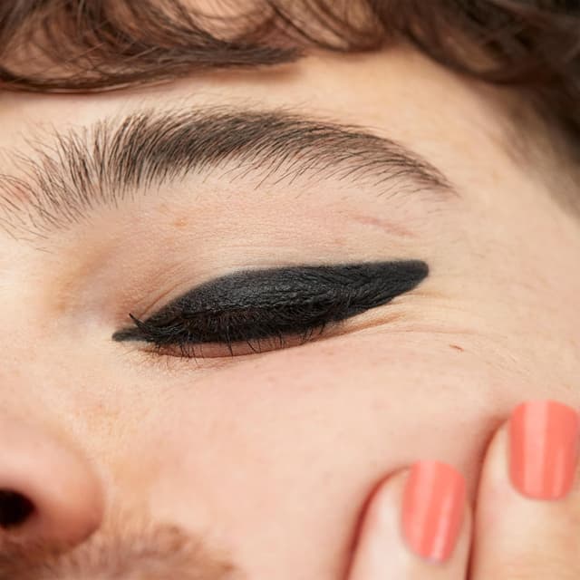 Detalle 2 de 3INA The 24H Eye Stick 900 ombretto stick nero 🎨