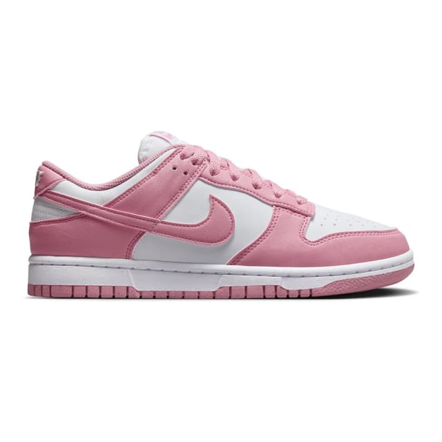 Detalle de Nike Dunk Low Next Nature para mujer: estilo urbano clásico con materiales reciclados
