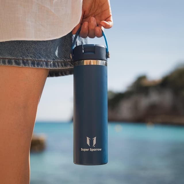Detalle 2 de Super Sparrow Edelstahl-Trinkflasche 750 ml mit weiter Öffnung und SwivelSip – Thermosflasche mit Strohhalm