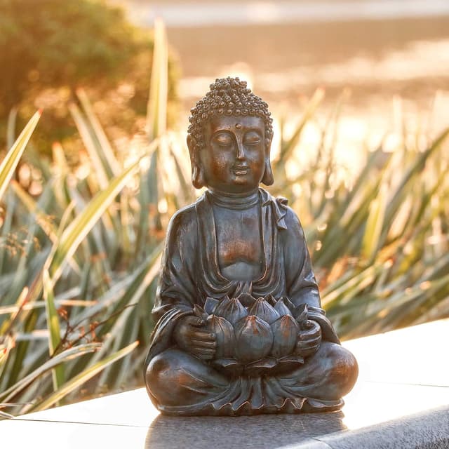 Detalle 2 de TERESA'S COLLECTIONS Bouddha de jardin zen avec lumière solaire (statue assise, résine imperméable) 18 cm