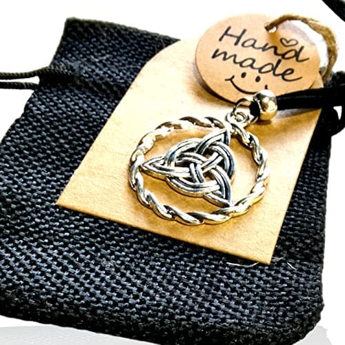 Detalle 2 de Collar Nudo de Bruja WORLD GOBLINS en antelina negra (50 cm) con amuleto de protección y bolsa de yute