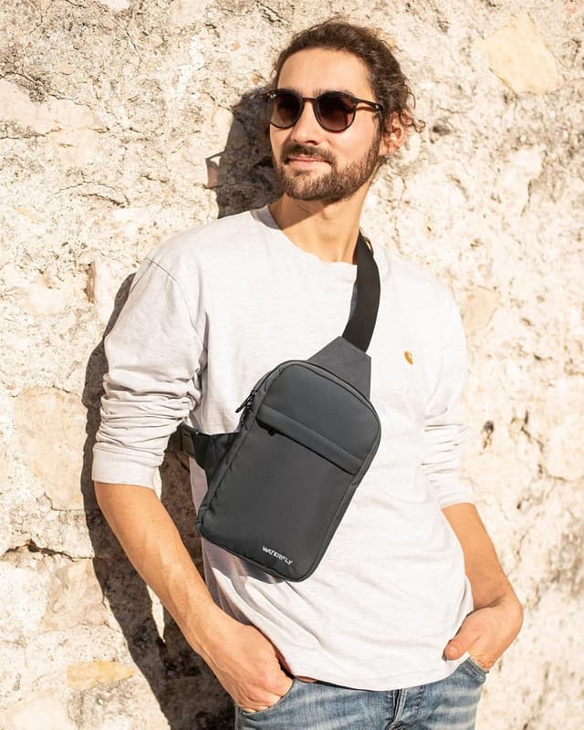 Detalle de Waterfly Crossbody Chest Sling Bag (Small) – Lightweight 25 x 15 x 5 cm shoulder bag for work, travel and everyday carry