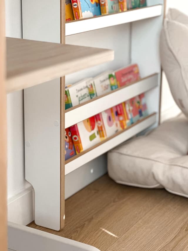 Detalle de MAMOI libreria Montessori per bambini in pannello a base di legno, cassetta porta libri e mensola da parete