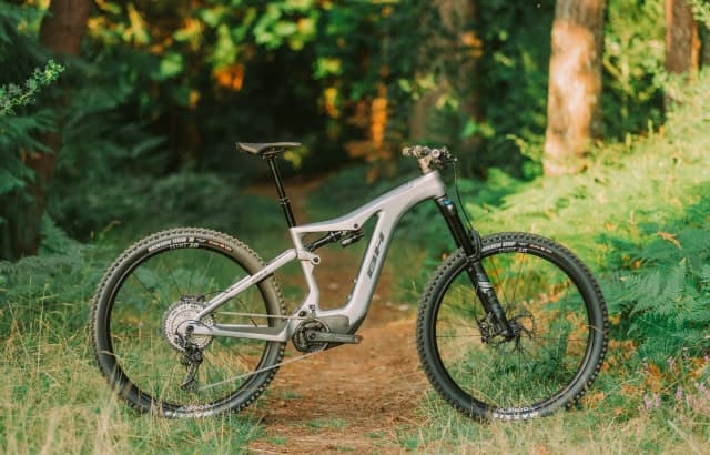 Detalle de BH ATOMX LYNX 9.8 BH Bikes: e-MTB doble suspensión 29" para enduro con cuadro de carbono