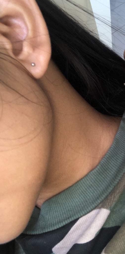 Detalle 2 de SILBER MINI PUNKT STECKER: kleine, zarte Punkt-Ohrstecker in Silberfarben