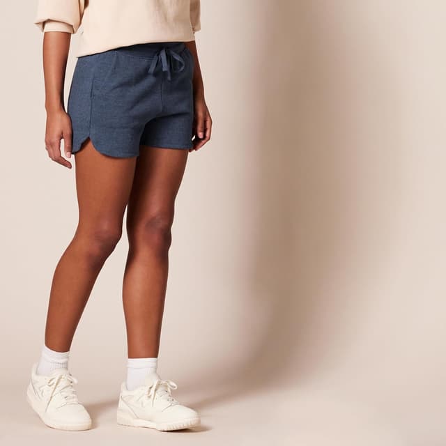 Detalle de Short en polaire pour femme Amazon Essentials avec poches et ceinture à cordon