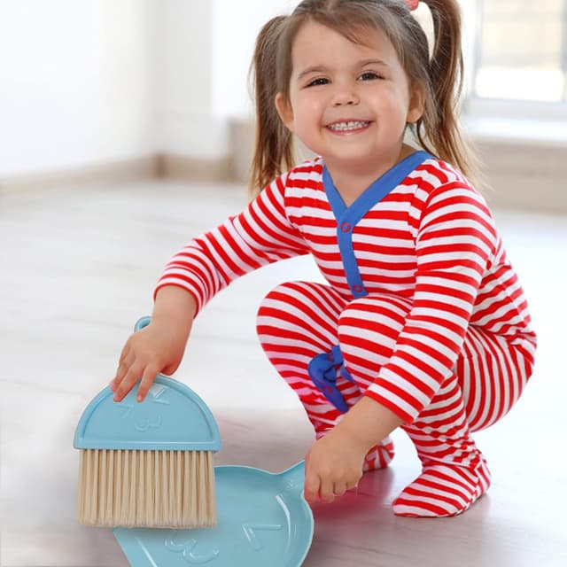 Detalle 2 de Jaques of London Kids Cleaning Set wooden pretend play trolley for toddlers (since 1795)