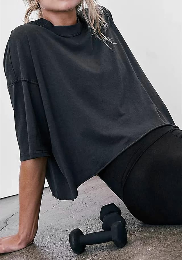 Detalle de AirMood Oversize Workout Crop T-Shirt mit halben Rollärmeln – lässiges Oversize-Crop für Alltag & Training