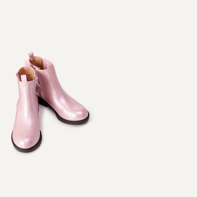 Detalle 2 de Amazon Essentials Girls’ Chelsea Ankle Boots with Foam-Padded Insole