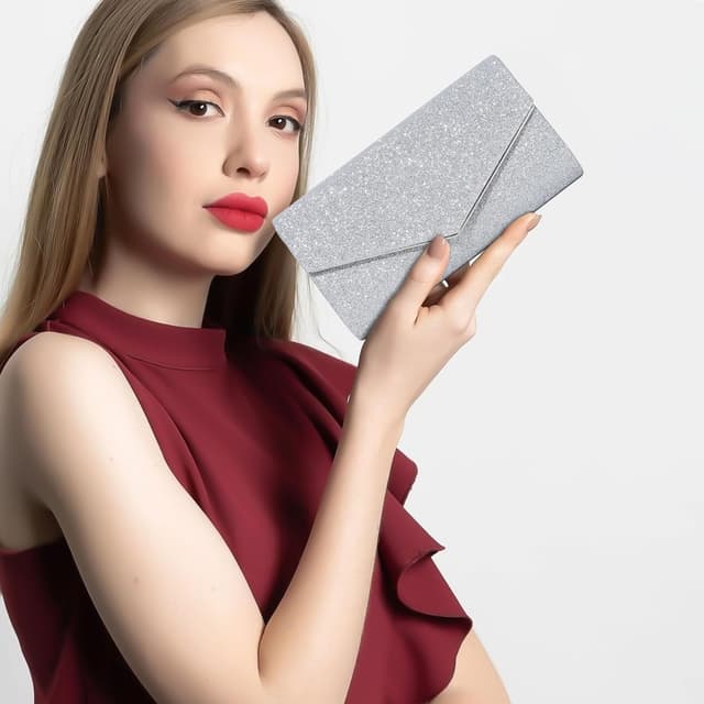Detalle de fannos Clutch Silber – Abendtasche mit glänzendem Shiny Fabric, verstärkter Kette und Platz für Karten