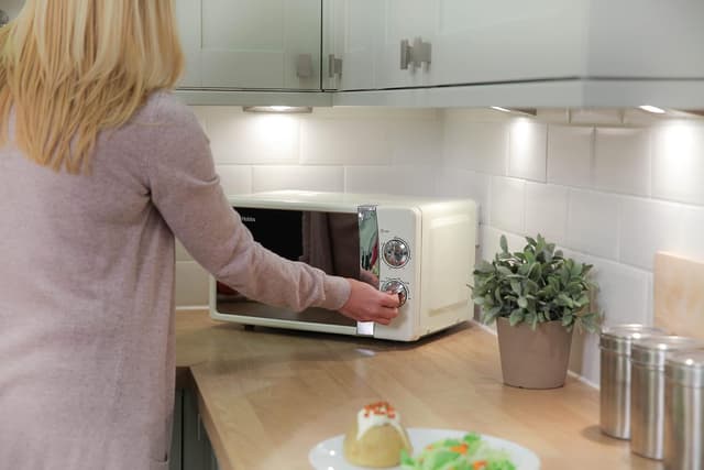 Detalle de Russell Hobbs RHMM701C 17L 700W Cream Solo Microwave with Timer, Ringer & Defrost