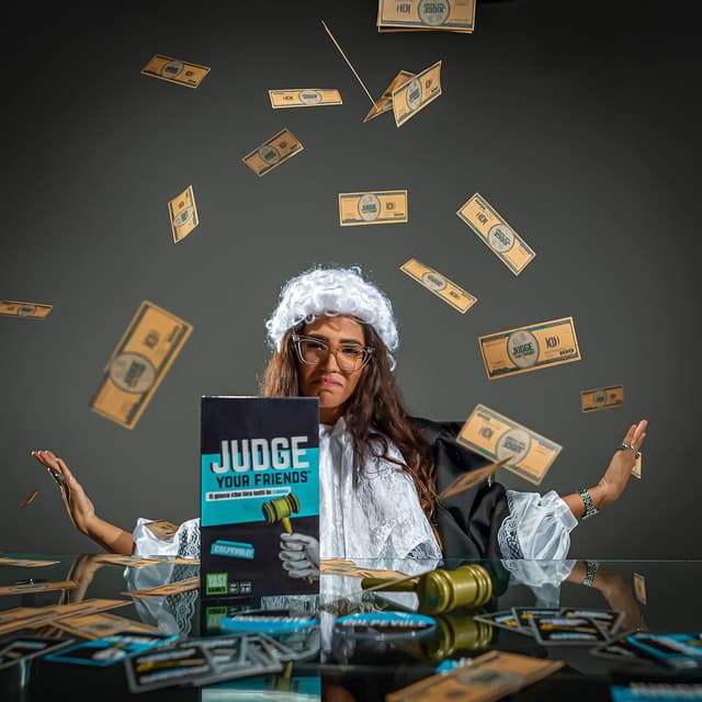 Detalle 2 de Judge Your Friends – L’Unico In Italiano di YAS Games, gioco da tavolo party per 2–8 giocatori