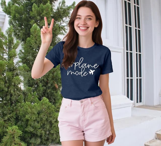Detalle 1 de Qskall women’s travel-themed “Airplane Mode” T-shirt with relaxed fit