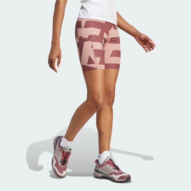 Detalle de adidas Terrex Multi 8-Inch Printed: mallas cortas rosa para trail y actividad