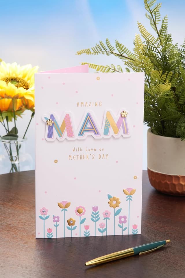 Detalle de UK Greetings Mother’s Day card for Mam – Floral design with envelope (22.9 x 14.9 cm)