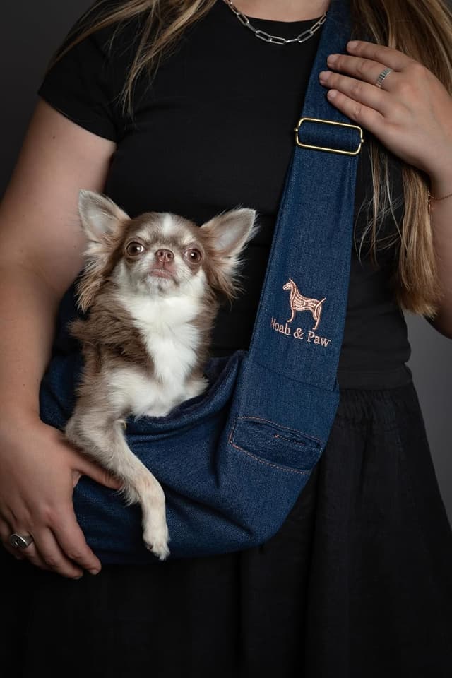 Detalle de Noah & Paw Dog Sling Carrier (3–10lb) in Premium Denim – Adjustable Padded Strap, Lined & Machine Washable