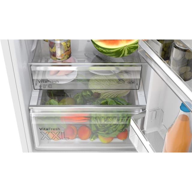 Detalle 2 de Bosch KGN362WCF frigorífico combi NoFrost 321 L