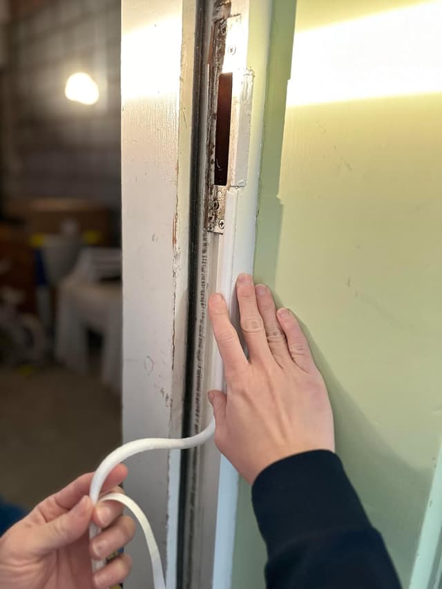 Detalle de HNNHOME Draft Excluder Brush Seal Strip (Self-Adhesive), 5m x 9mm x 5mm, White