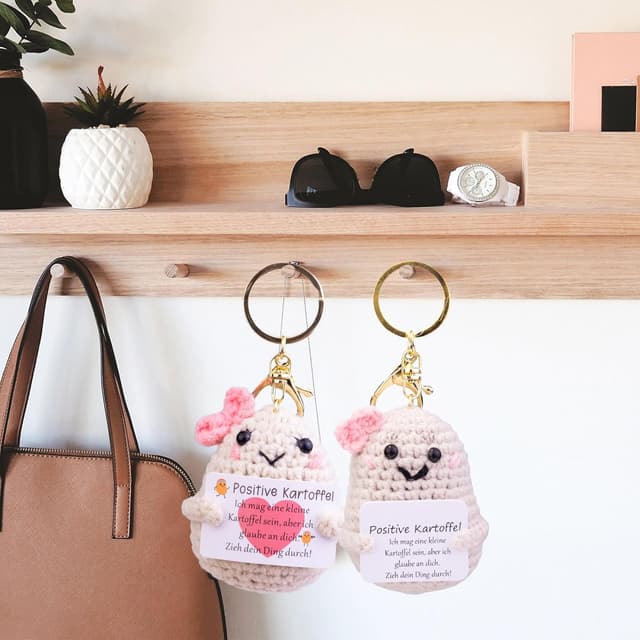 Detalle 2 de Mwmoeen „Lustige Positive Kartoffel“ Pocket-Hug – handgestrickte Kartoffelpuppe aus Wolle als Motivationsgeschenk