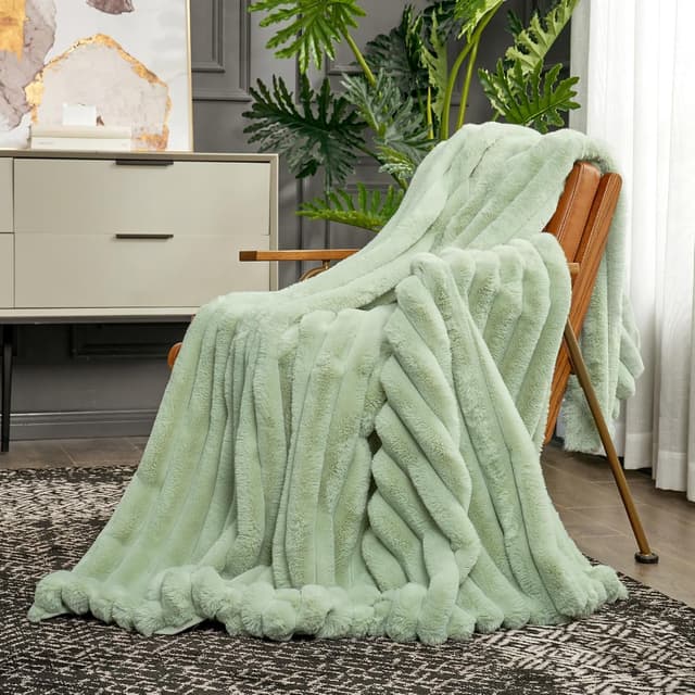 Detalle 2 de Cozy Bliss Faux Fur Throw Blanket 50 x 60 in ๐