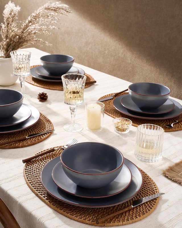 Detalle 2 de Famiware Venus Stoneware Plates and Bowls Set (12-Piece) in Matte Charcoal