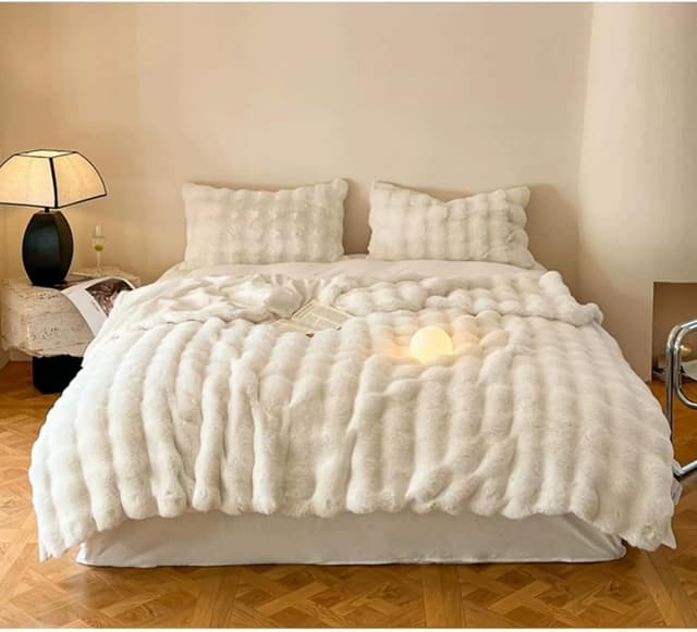 Detalle de DREAMLANDING Faux Rabbit Fur Luxury Plush Sherpa Throw Blanket (Cream, 130 x 150cm) – Reversible cosy cover for bed or sofa
